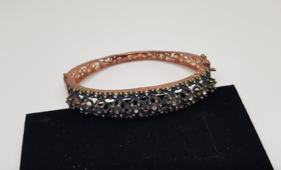 ÜZERİ ELMAS TAŞLARLA SÜSLÜ ÖZEL YAPIM BİLEKLİK