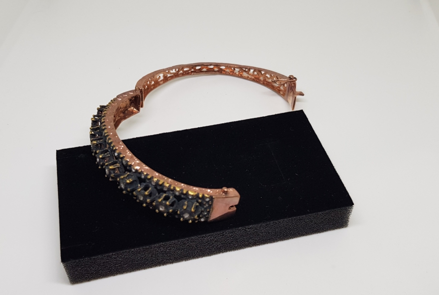 ÜZERİ ELMAS TAŞLARLA SÜSLÜ ÖZEL YAPIM BİLEKLİK