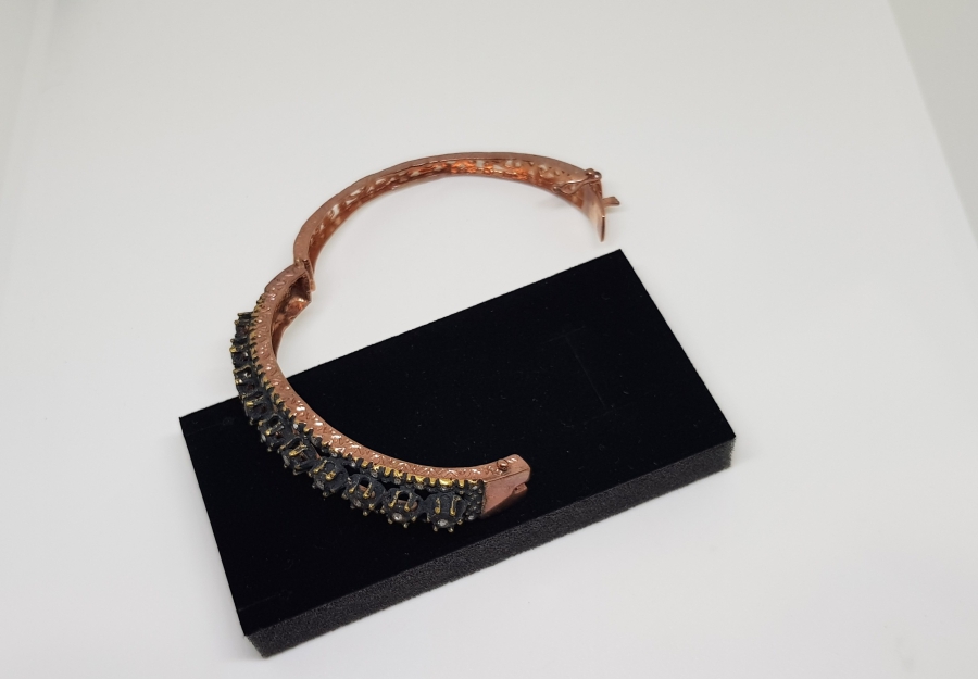 ÜZERİ ELMAS TAŞLARLA SÜSLÜ ÖZEL YAPIM BİLEKLİK