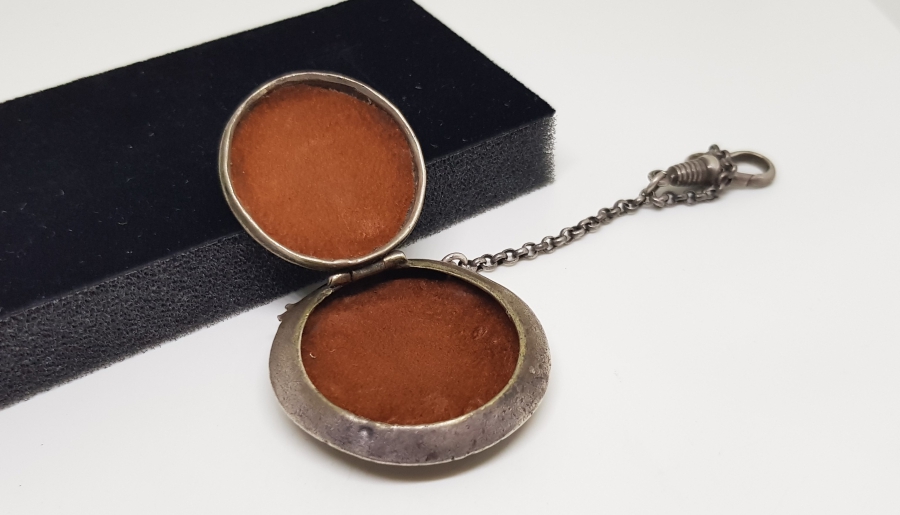 ÜZERİ KALEM İŞÇİLİKLİ OSMANLI DÖNEMİ GÜMÜŞ MİNİ ENFİYE KUTUSU