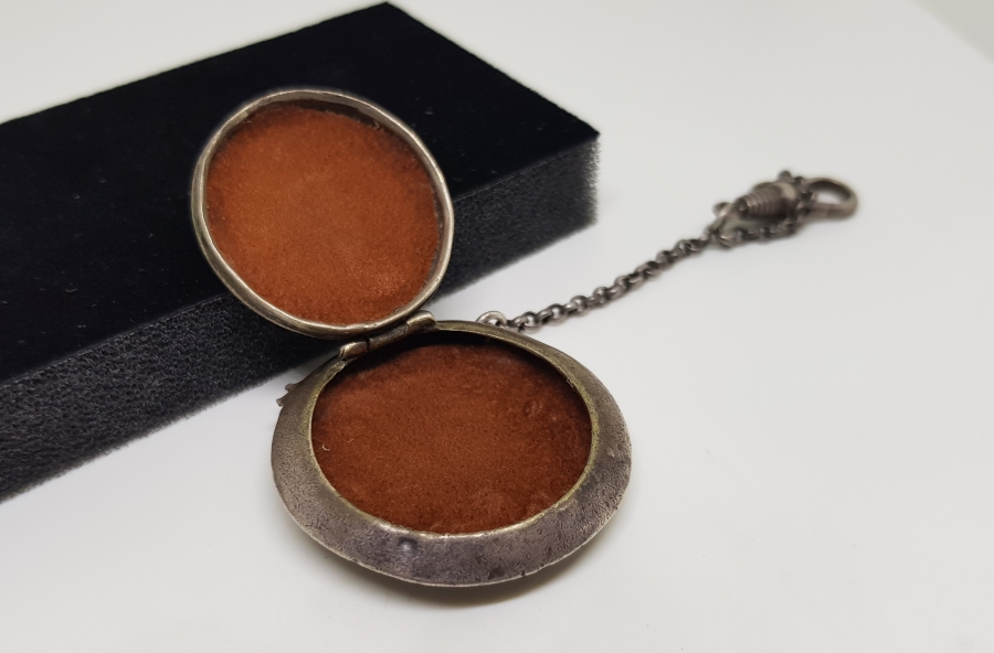 ÜZERİ KALEM İŞÇİLİKLİ OSMANLI DÖNEMİ GÜMÜŞ MİNİ ENFİYE KUTUSU