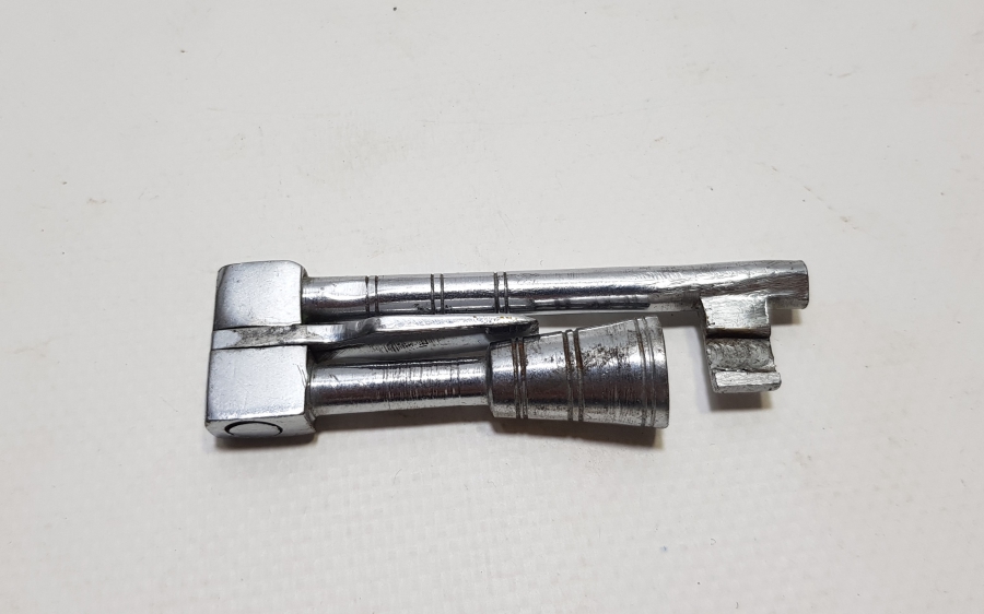 CUMHURİYET BAŞLARI ANTİKA KONDÜKTÖR ANAHTARI