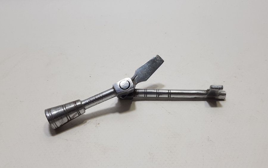 CUMHURİYET BAŞLARI ANTİKA KONDÜKTÖR ANAHTARI