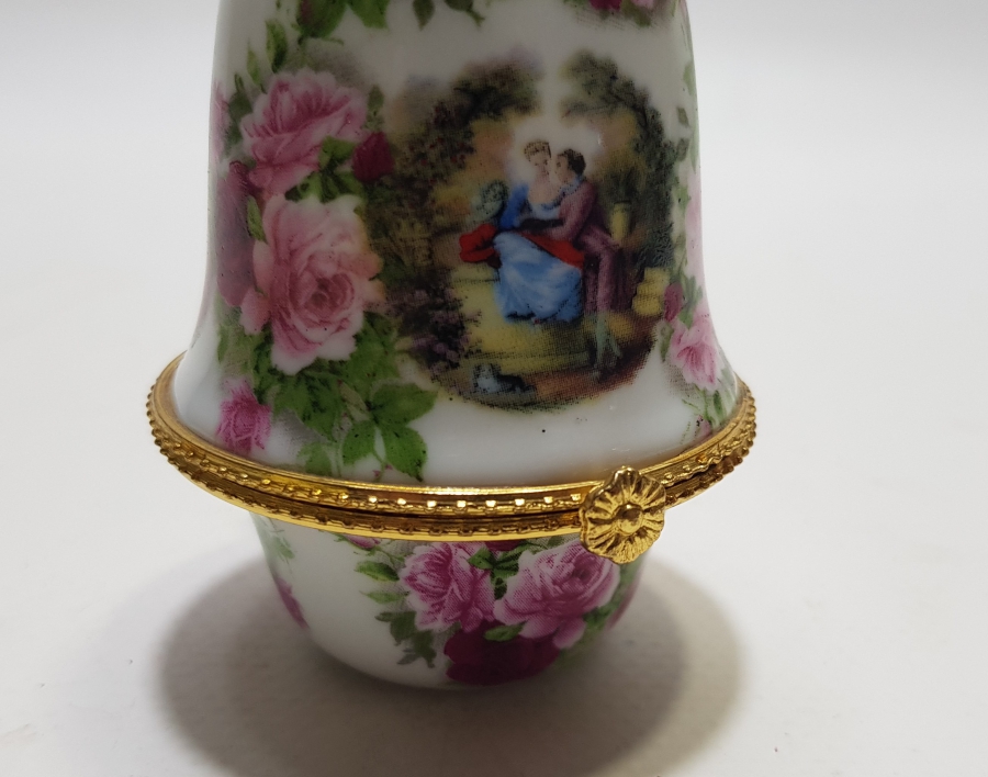 İNGİLİZ YAPIMI ANTİKA PORSELEN KAPAKLI MÜCAVHER KUTUSU