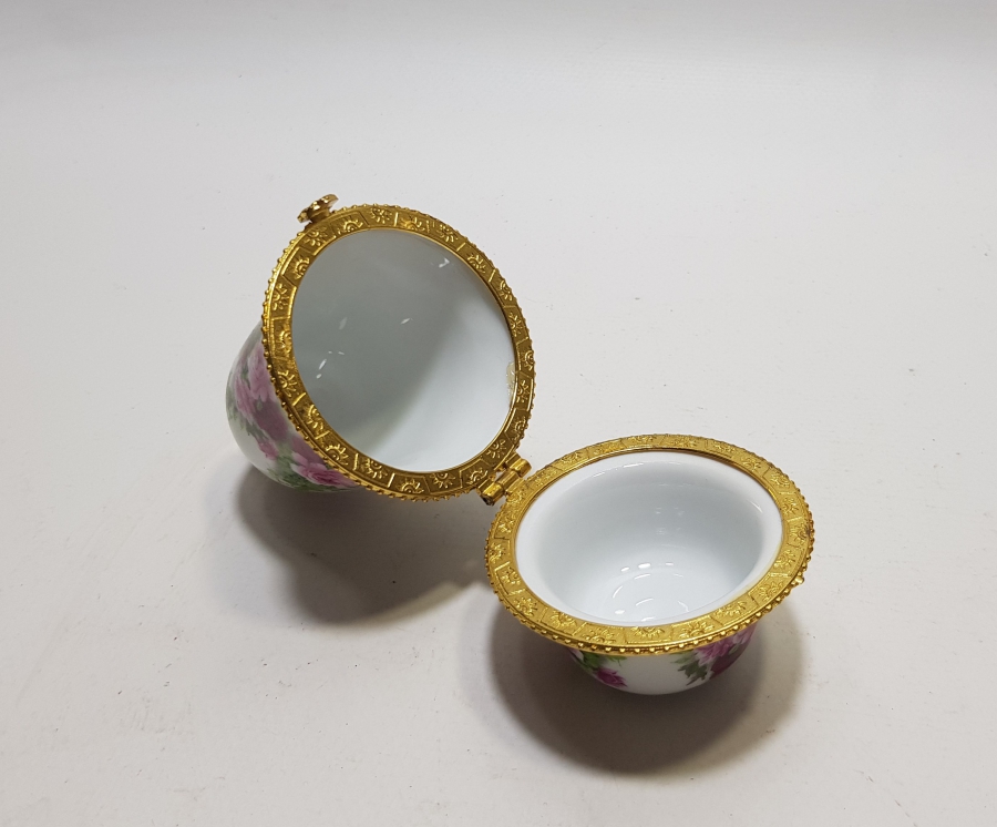 İNGİLİZ YAPIMI ANTİKA PORSELEN KAPAKLI MÜCAVHER KUTUSU