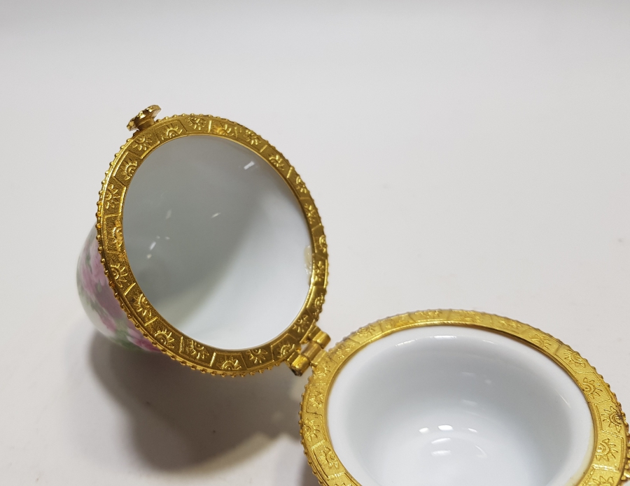 İNGİLİZ YAPIMI ANTİKA PORSELEN KAPAKLI MÜCAVHER KUTUSU