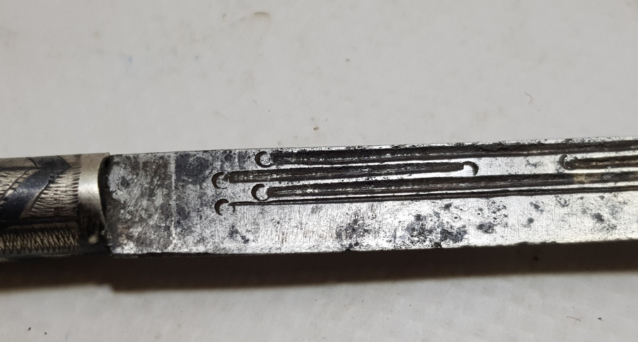 SIRTINDA YAPAN USTANIN ADININ YAZILI OLDUĞU OSMANLI DÖNEMİ GÜMÜŞ BALÇAKLI NADİR FORMDA BİTİRİM İŞİ SÜRMENE KAMASI.