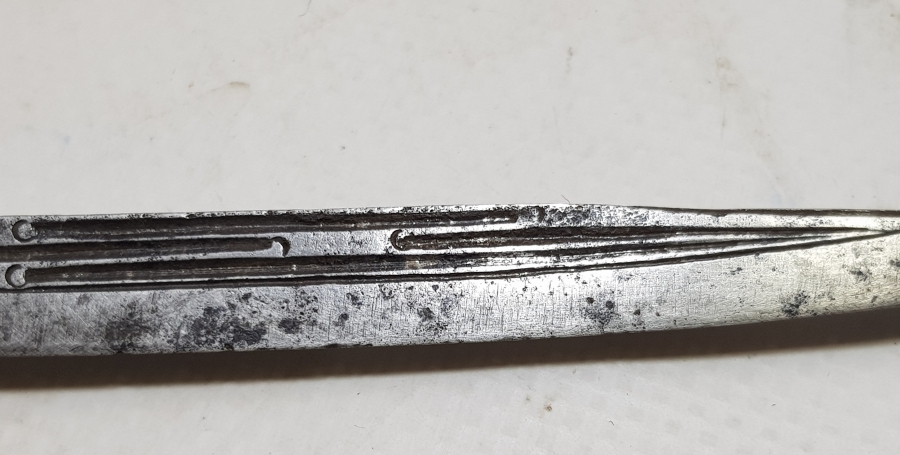 SIRTINDA YAPAN USTANIN ADININ YAZILI OLDUĞU OSMANLI DÖNEMİ GÜMÜŞ BALÇAKLI NADİR FORMDA BİTİRİM İŞİ SÜRMENE KAMASI.