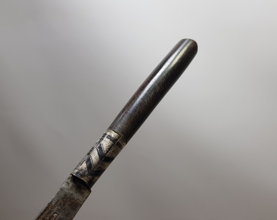 SIRTINDA YAPAN USTANIN ADININ YAZILI OLDUĞU OSMANLI DÖNEMİ GÜMÜŞ BALÇAKLI NADİR FORMDA BİTİRİM İŞİ SÜRMENE KAMASI.