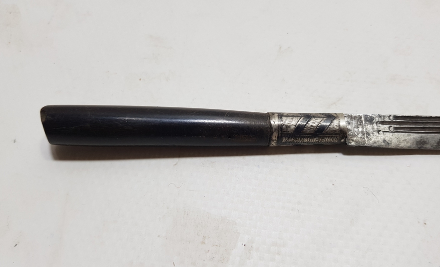 SIRTINDA YAPAN USTANIN ADININ YAZILI OLDUĞU OSMANLI DÖNEMİ GÜMÜŞ BALÇAKLI NADİR FORMDA BİTİRİM İŞİ SÜRMENE KAMASI.