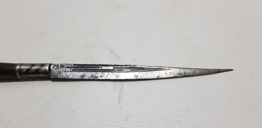 SIRTINDA YAPAN USTANIN ADININ YAZILI OLDUĞU OSMANLI DÖNEMİ GÜMÜŞ BALÇAKLI NADİR FORMDA BİTİRİM İŞİ SÜRMENE KAMASI.