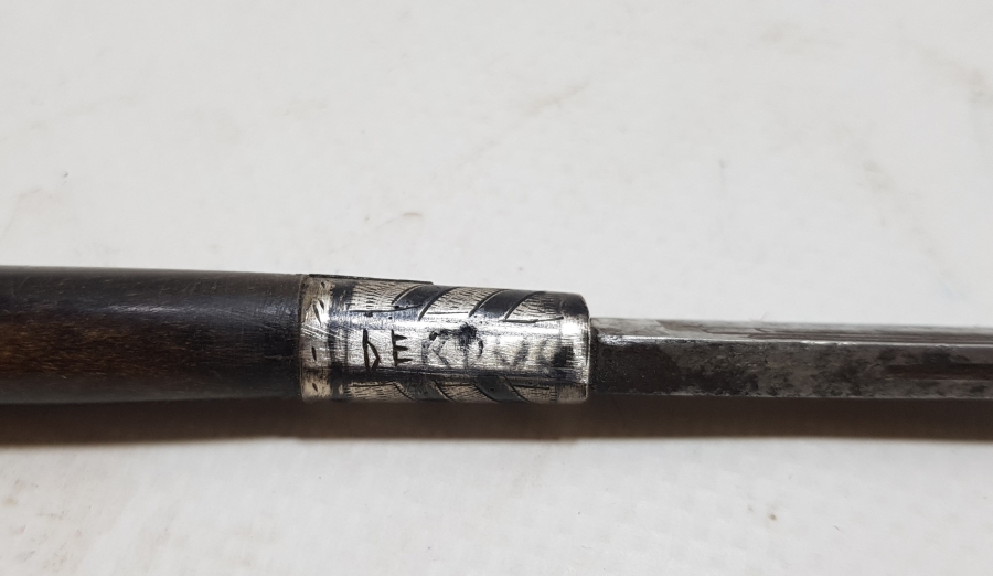 SIRTINDA YAPAN USTANIN ADININ YAZILI OLDUĞU OSMANLI DÖNEMİ GÜMÜŞ BALÇAKLI NADİR FORMDA BİTİRİM İŞİ SÜRMENE KAMASI.