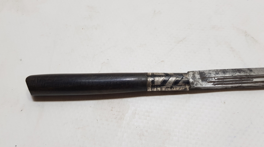 SIRTINDA YAPAN USTANIN ADININ YAZILI OLDUĞU OSMANLI DÖNEMİ GÜMÜŞ BALÇAKLI NADİR FORMDA BİTİRİM İŞİ SÜRMENE KAMASI.