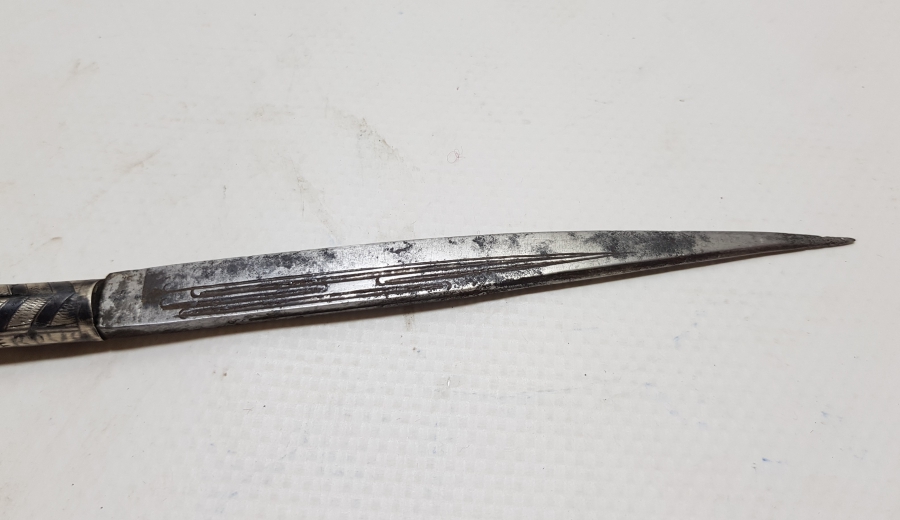 SIRTINDA YAPAN USTANIN ADININ YAZILI OLDUĞU OSMANLI DÖNEMİ GÜMÜŞ BALÇAKLI NADİR FORMDA BİTİRİM İŞİ SÜRMENE KAMASI.