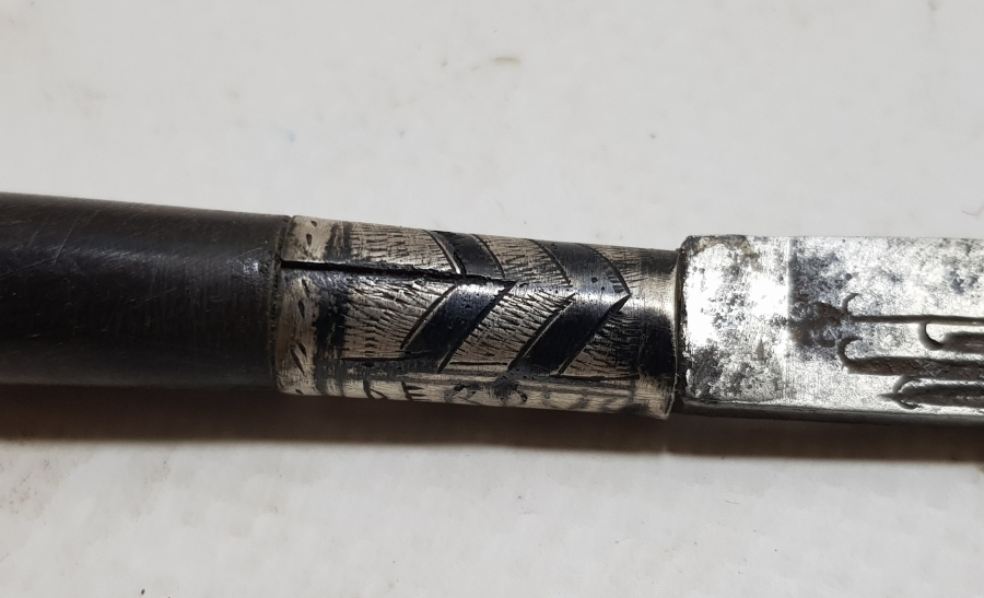 SIRTINDA YAPAN USTANIN ADININ YAZILI OLDUĞU OSMANLI DÖNEMİ GÜMÜŞ BALÇAKLI NADİR FORMDA BİTİRİM İŞİ SÜRMENE KAMASI.