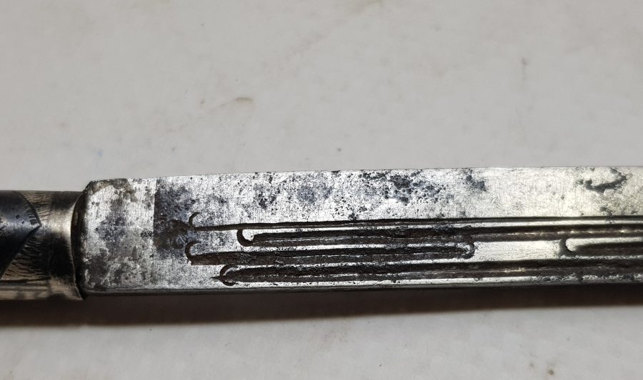 SIRTINDA YAPAN USTANIN ADININ YAZILI OLDUĞU OSMANLI DÖNEMİ GÜMÜŞ BALÇAKLI NADİR FORMDA BİTİRİM İŞİ SÜRMENE KAMASI.