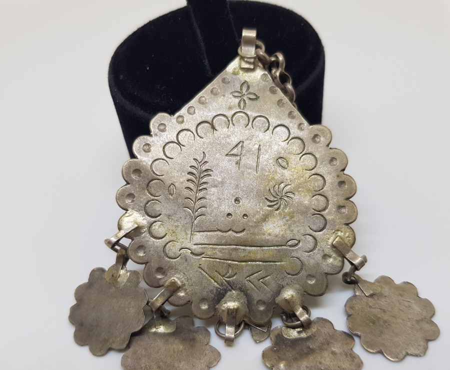 OSMANLI DÖNEMİ EL KAZIMA ÜZERİ TARİHLİ VE YAZILI ARMUDİ FES SÜSÜ