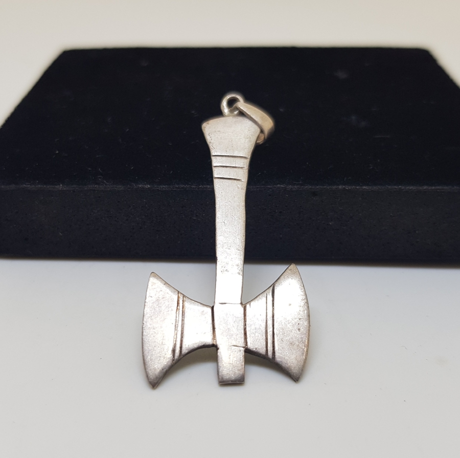 BALTA FORMUNDA YAPILMIŞ ÖZEL YAPIM GÜMÜŞ KOLYE UCU