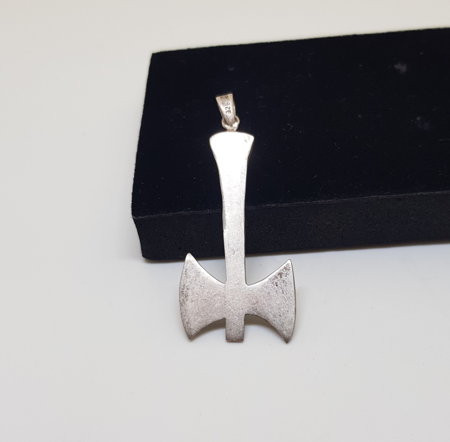 BALTA FORMUNDA YAPILMIŞ ÖZEL YAPIM GÜMÜŞ KOLYE UCU