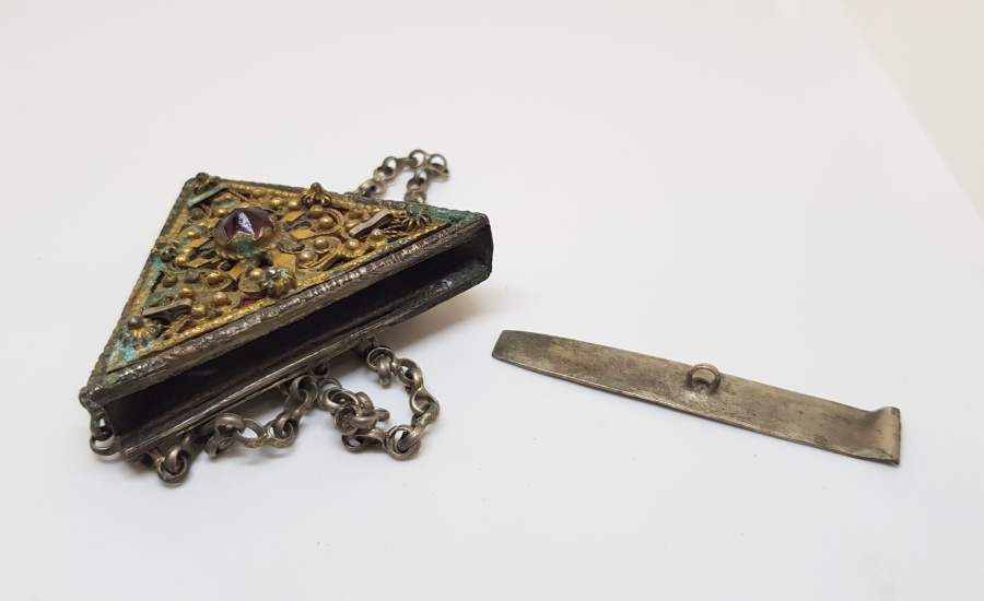 ÜZERİ KABARTMA İŞÇİLİKLİ OSMANLI DÖNEMİ AŞIK ZİNCİRLİ GÜMÜŞ HAMAYIL