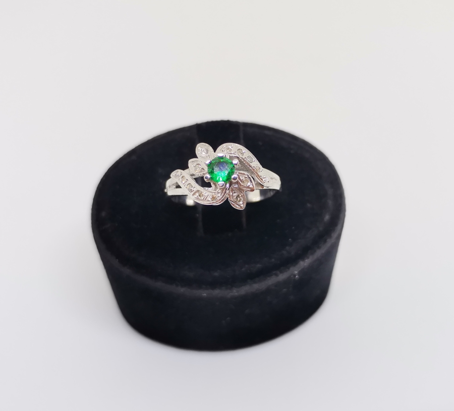 ZÜMRÜT VE PIRLANTA TAŞLI YARIM SALYANGOZ MODELİ YÜZÜK