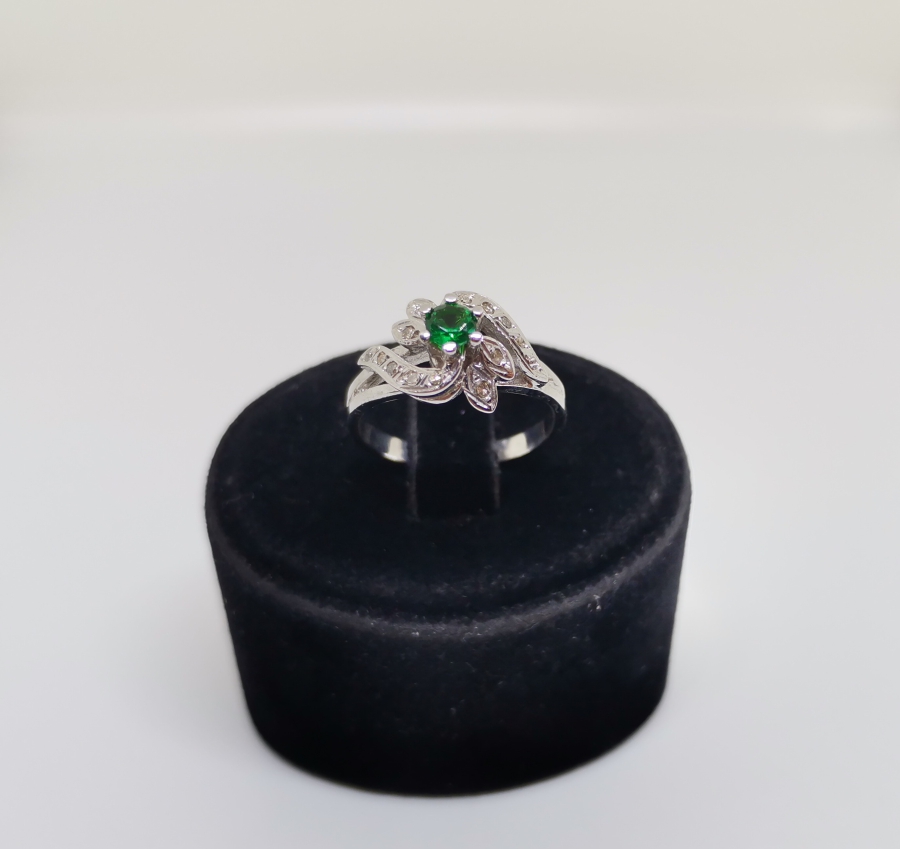 ZÜMRÜT VE PIRLANTA TAŞLI YARIM SALYANGOZ MODELİ YÜZÜK