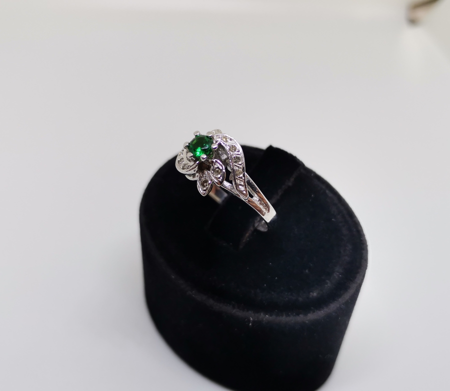 ZÜMRÜT VE PIRLANTA TAŞLI YARIM SALYANGOZ MODELİ YÜZÜK