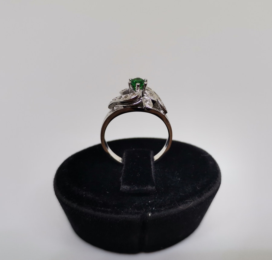 ZÜMRÜT VE PIRLANTA TAŞLI YARIM SALYANGOZ MODELİ YÜZÜK