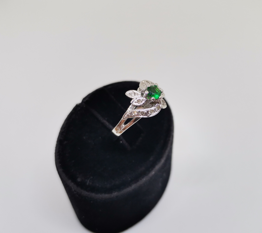 ZÜMRÜT VE PIRLANTA TAŞLI YARIM SALYANGOZ MODELİ YÜZÜK