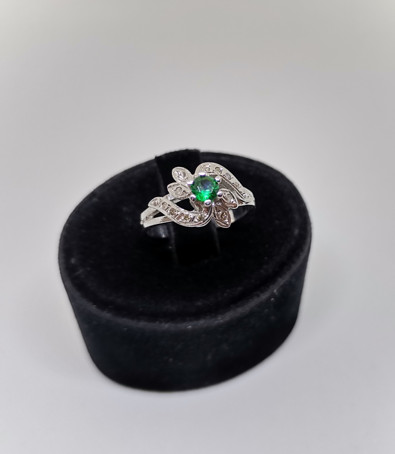 ZÜMRÜT VE PIRLANTA TAŞLI YARIM SALYANGOZ MODELİ YÜZÜK