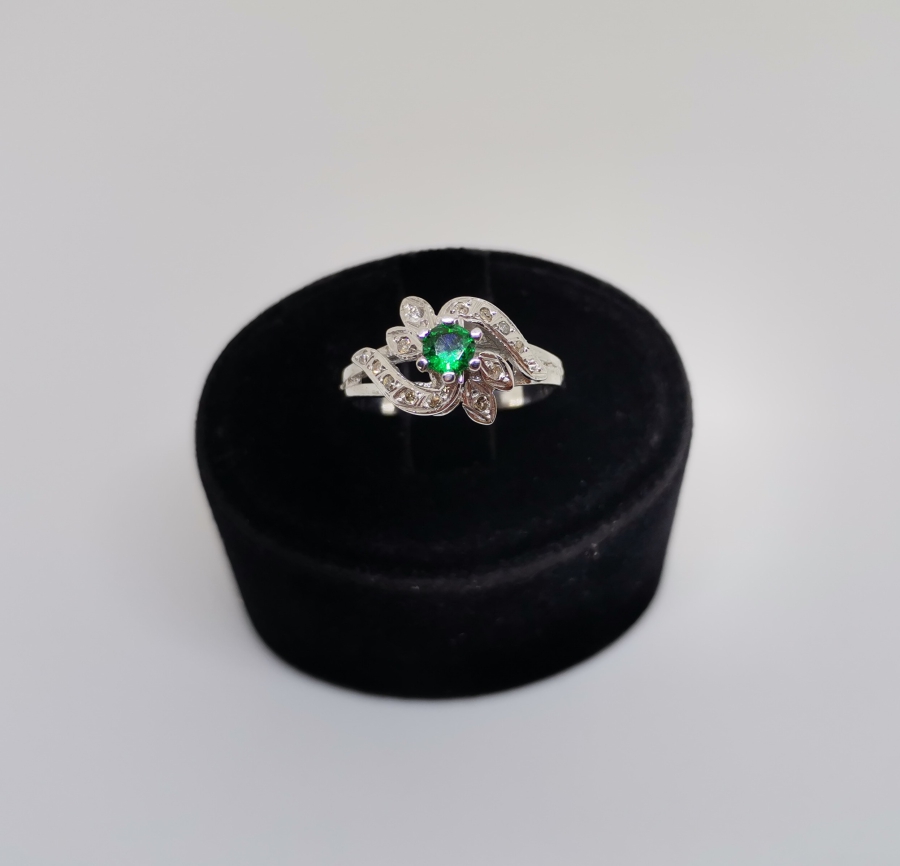 ZÜMRÜT VE PIRLANTA TAŞLI YARIM SALYANGOZ MODELİ YÜZÜK