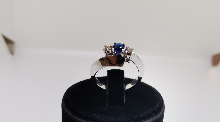 SAFİR VE PIRLANTA TAŞLI YILAN BAŞI MODELİ YÜZÜK