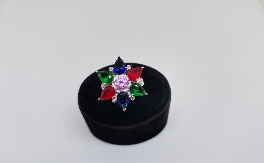 PIRLANTA VE RENKLİ TAŞLARDAN OLUŞAN YILDIZ FORMLU YÜZÜK