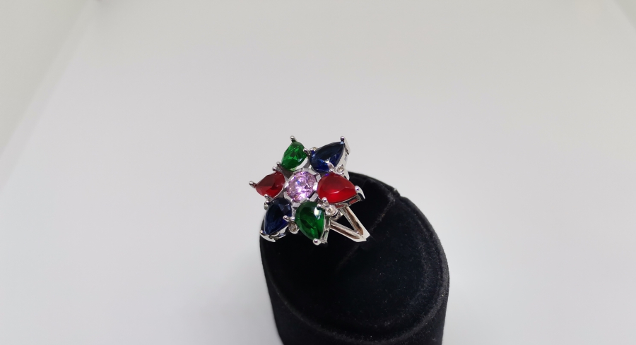 PIRLANTA VE RENKLİ TAŞLARDAN OLUŞAN YILDIZ FORMLU YÜZÜK