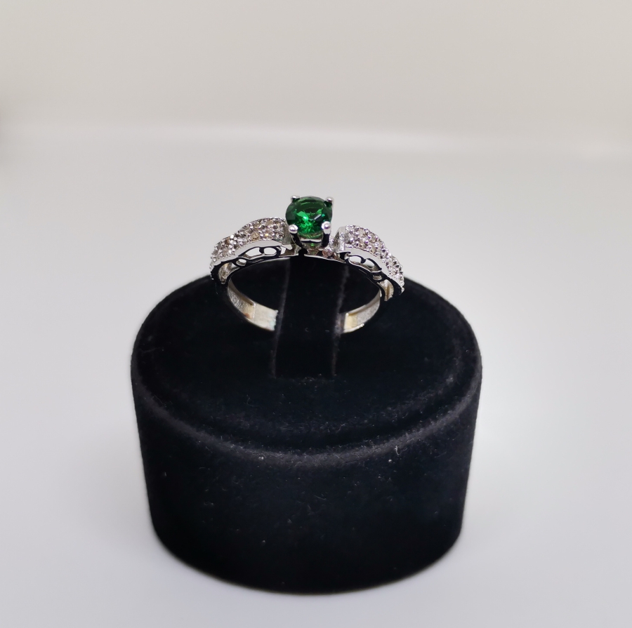 YARIM TAM TUR MODEL ZÜMRÜT VE PIRLANTA YÜZÜK