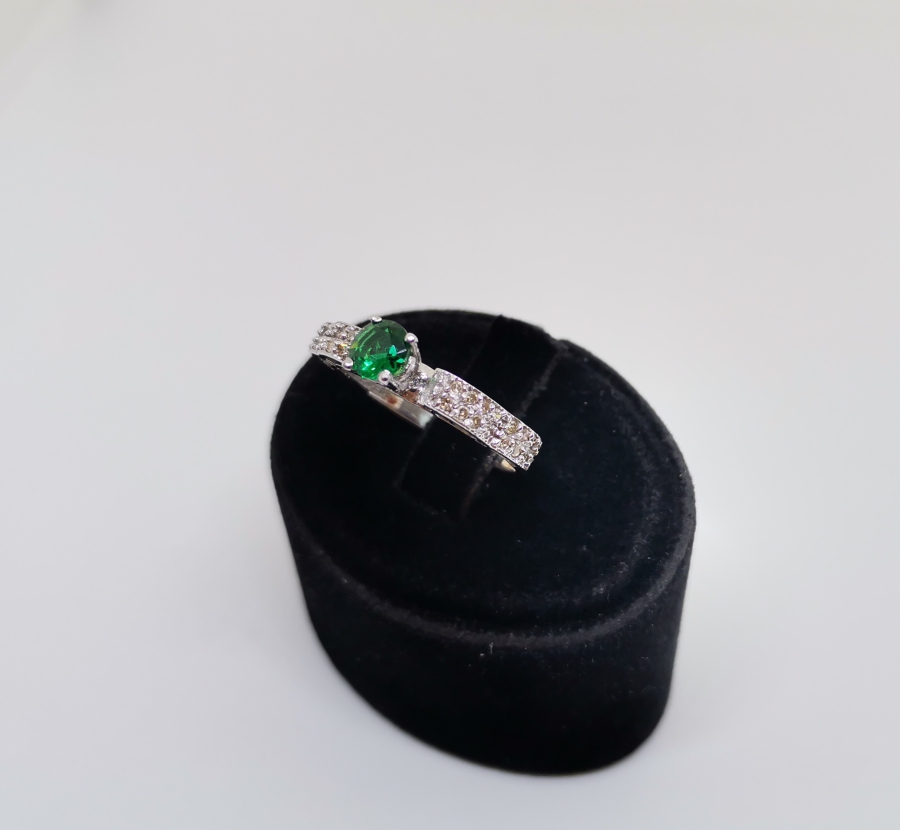 YARIM TAM TUR MODEL ZÜMRÜT VE PIRLANTA YÜZÜK