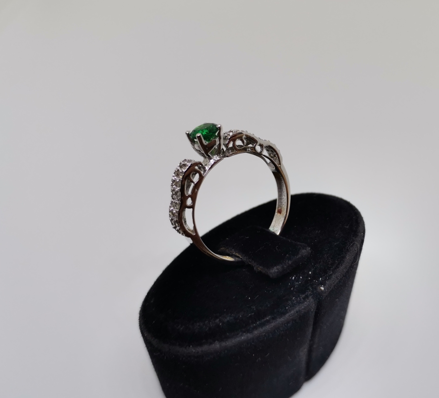 YARIM TAM TUR MODEL ZÜMRÜT VE PIRLANTA YÜZÜK