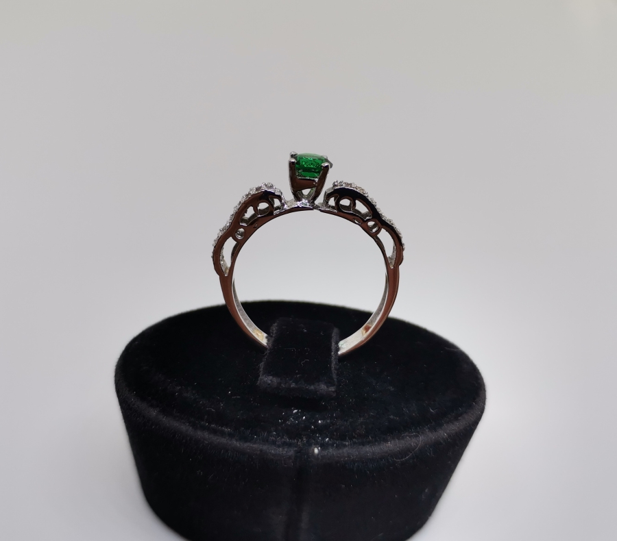 YARIM TAM TUR MODEL ZÜMRÜT VE PIRLANTA YÜZÜK