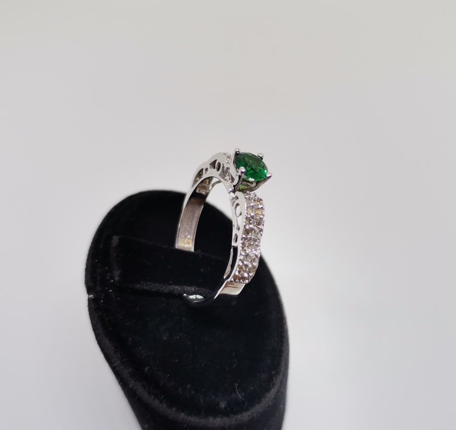 YARIM TAM TUR MODEL ZÜMRÜT VE PIRLANTA YÜZÜK