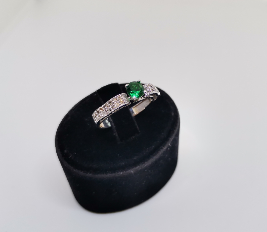 YARIM TAM TUR MODEL ZÜMRÜT VE PIRLANTA YÜZÜK