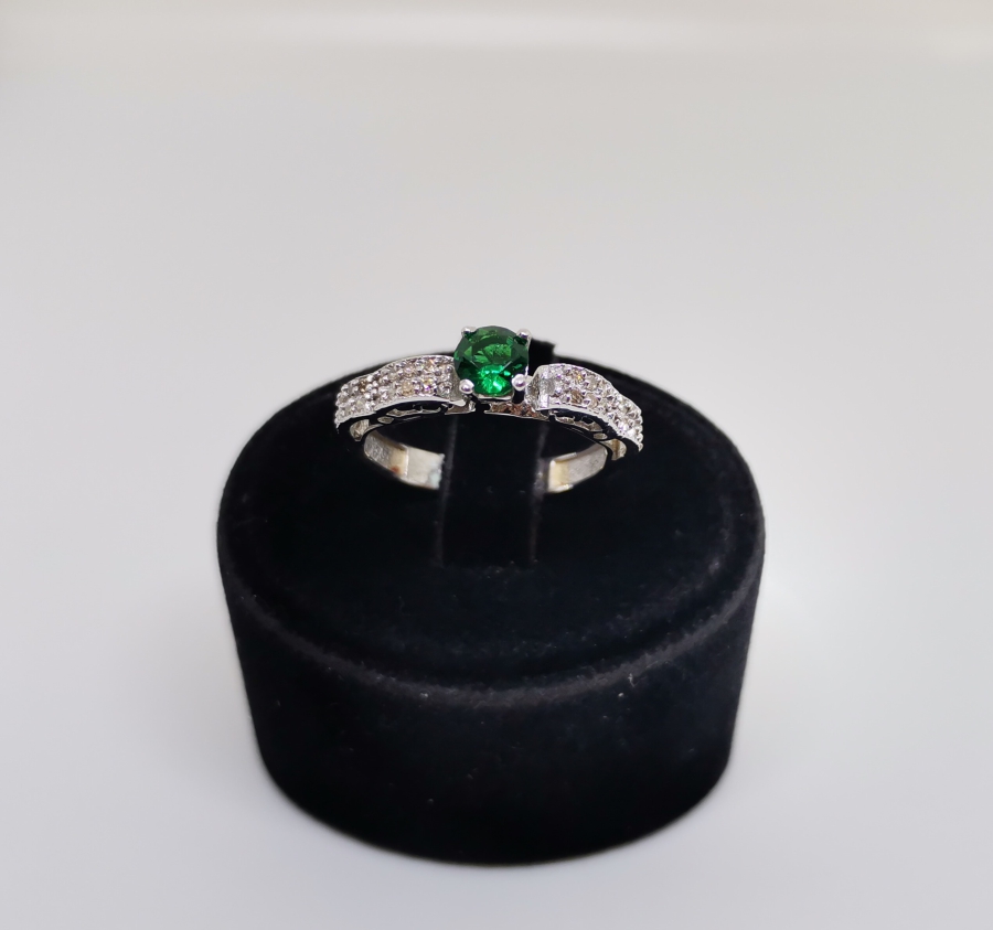 YARIM TAM TUR MODEL ZÜMRÜT VE PIRLANTA YÜZÜK