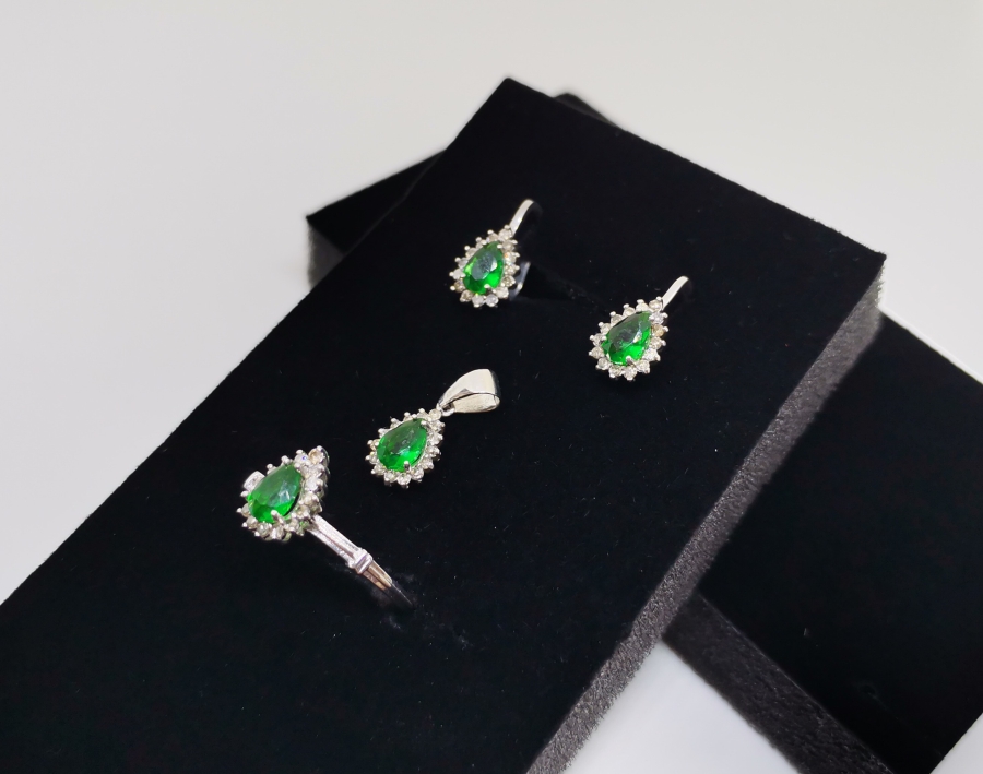 ZÜMRÜT VE PIRLANTA TAŞLI DAMLA MODELİ KOLYE KÜPE YÜZÜK TAKIMI