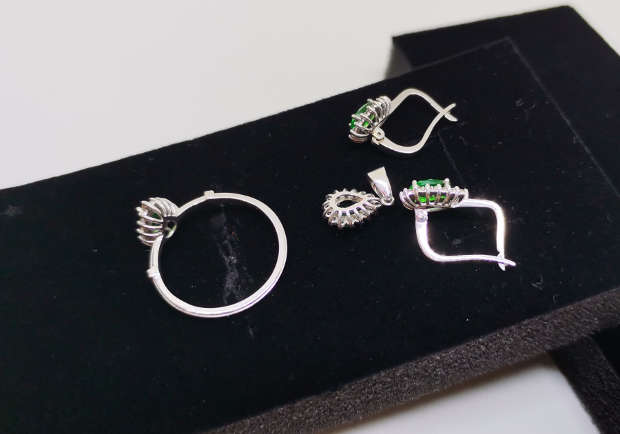 ZÜMRÜT VE PIRLANTA TAŞLI DAMLA MODELİ KOLYE KÜPE YÜZÜK TAKIMI