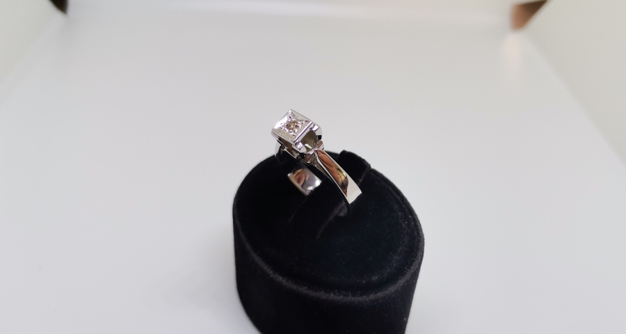 KARE FORMLU TEKTAŞ PIRLANTA YÜZÜK