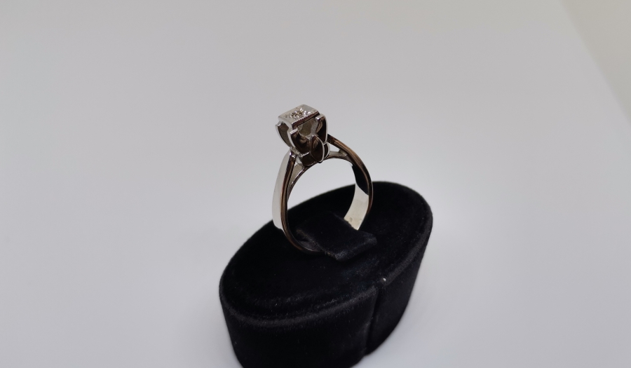 KARE FORMLU TEKTAŞ PIRLANTA YÜZÜK