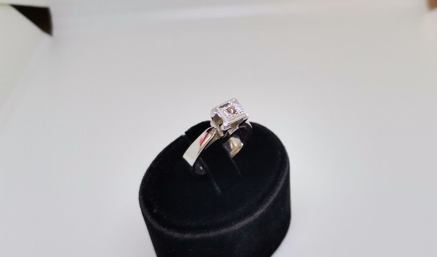 KARE FORMLU TEKTAŞ PIRLANTA YÜZÜK