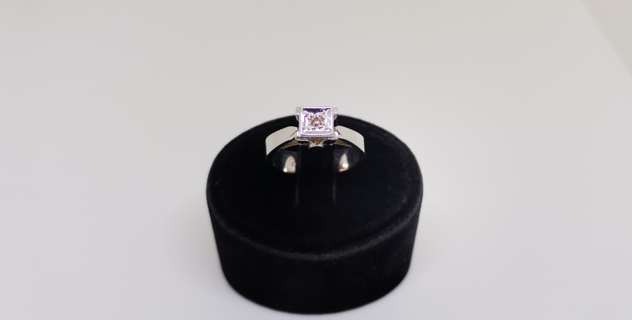 KARE FORMLU TEKTAŞ PIRLANTA YÜZÜK