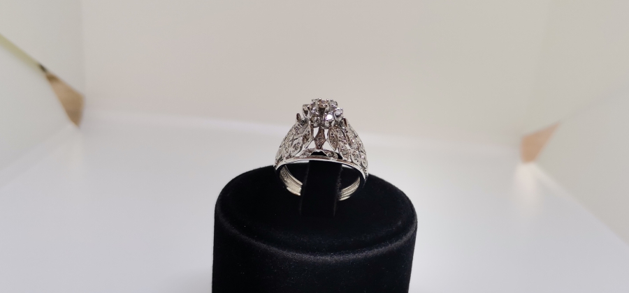 DİK SARMAŞIK MODELİ PIRLANTA TAŞLI YÜZÜK