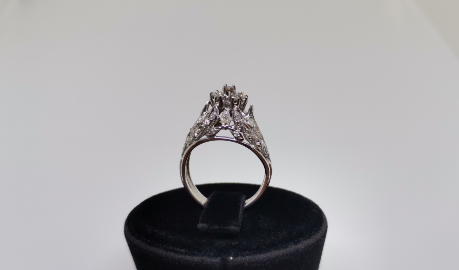 DİK SARMAŞIK MODELİ PIRLANTA TAŞLI YÜZÜK