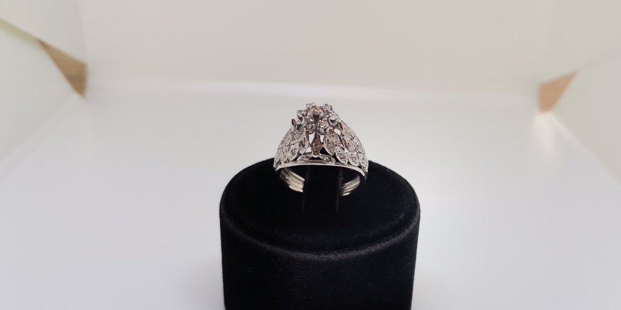 DİK SARMAŞIK MODELİ PIRLANTA TAŞLI YÜZÜK